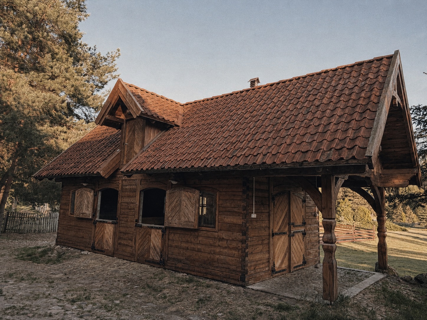 Stajnia w siedlisku — drewniana, z czerwoną dachówką, postawiona na miejscu dawnego domu